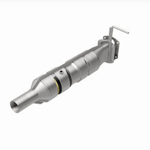 Load image into Gallery viewer, MagnaFlow 09-17 Ford F53 V10 6.8L Underbody Direct Fit Catalytic Converter - 280436