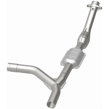 Load image into Gallery viewer, MagnaFlow Direct Fit Catalytic Converter 00-04 Ford E150 4.6L P/S - 447157