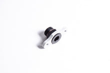 Load image into Gallery viewer, Radium Engineering Nissan VQ FPD Adapter (8AN ORB / 11mm Bore / 42mm Spacing / M6) - 20-0460