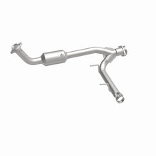 Load image into Gallery viewer, MagnaFlow Direct Fit Catalytic Converter 05-06 Lincoln Navigator 5.4L w/ 3in Main Piping - 52508