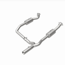 Load image into Gallery viewer, MagnaFlow 09-13 Ford E-350 Super Duty V10 6.8 OEM Underbody Direct Fit Catalytic Converter - 21-599