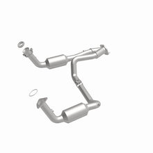 Load image into Gallery viewer, MagnaFlow DF Catalytic Conv OEM 2005 GMC Sierra/Chevrolet Silverado 1500/Cadillac Escalade Underbody - 4551419