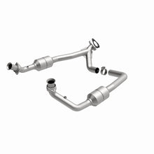 Load image into Gallery viewer, MagnaFlow Direct Fit Catalytic Converter 00-03 Ford E150 5.4L - 24307