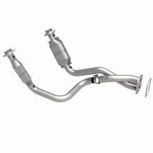 Load image into Gallery viewer, MagnaFlow Direct Fit Catalytic Converter 05-07 Ford F250/F350 5.4L - 93103