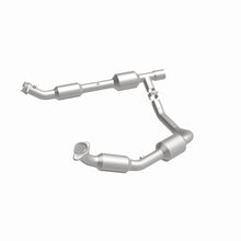 Load image into Gallery viewer, MagnaFlow Direct Fit Catalytic Converter 05-06 Ford E-350 Super Duty 5.4L - 5481439