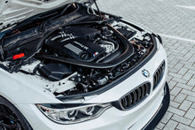 Load image into Gallery viewer, CSF 2014+ BMW M3/M4 (F8X) Top Mount Charge-Air-Cooler - Crinkle Black - 8082