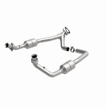 Load image into Gallery viewer, MagnaFlow Direct Fit Catalytic Converter 00-03 Ford E150 5.4L - 51378