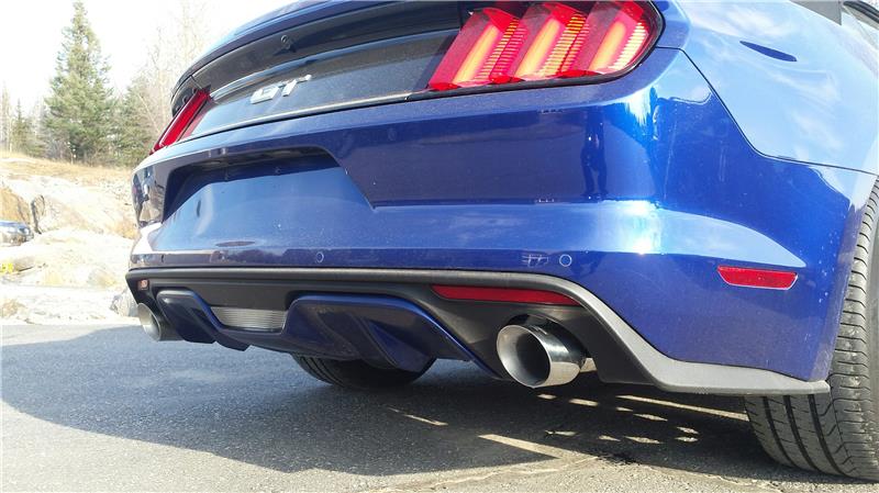 MBRP 2015-2017 Ford Mustang GT 5.0 2-1/2in Axle Back Kit - Black Coated 4in OD Tips Included - S7276BLK