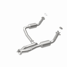 Load image into Gallery viewer, MagnaFlow DF Catalytic Conv OEM 2005 GMC Sierra/Chevrolet Silverado 1500/Cadillac Escalade Underbody - 4551419