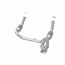 Load image into Gallery viewer, MagnaFlow DF Catalytic Conv OEM 2005 GMC Sierra/Chevrolet Silverado 1500/Cadillac Escalade Underbody - 4551419