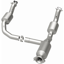 Load image into Gallery viewer, MagnaFlow 2021 Chevrolet Express 2500 4.3L Underbody Direct-Fit Catalytic Converter - 280429