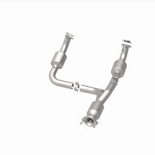 Load image into Gallery viewer, MagnaFlow 12-20 Chevrolet Express 4500 Underbody 6.0L Direct Fit Catalytic Converter - 280505