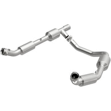 Load image into Gallery viewer, MagnaFlow Direct Fit Catalytic Converter 05-06 Ford E-350 Super Duty 5.4L - 5481439