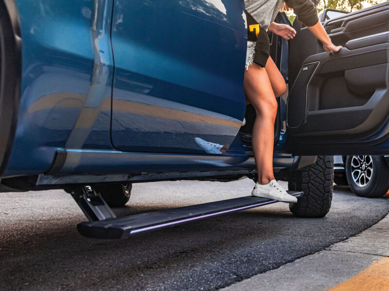 AMP Research 22-24 Chevrolet/GMC Silverado/Sierra 1500 CC & 2024 2500/3500HD CC PowerStep Vision - 96255-01A